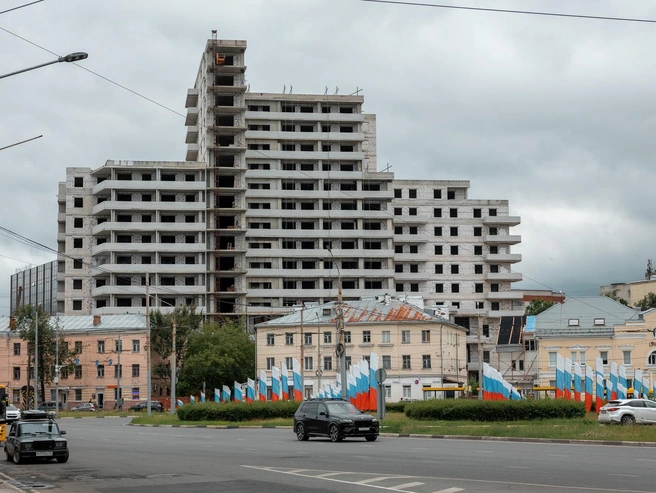 Знаменитый долгострой на Октябрьской площади пока выглядит одинаково со всех сторон. | Источник: Александр Куренной / 76.RU