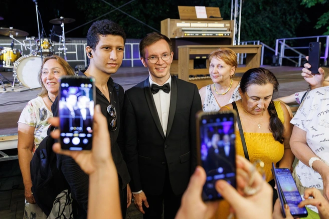 Фото на память — обязательно | Источник: Алексей Волхонский / V1.RU
