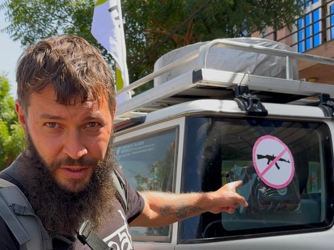 Такие наклейки на окнах авто Александр увидел в Эфиопии | Источник: Александр Миронов / vk.com