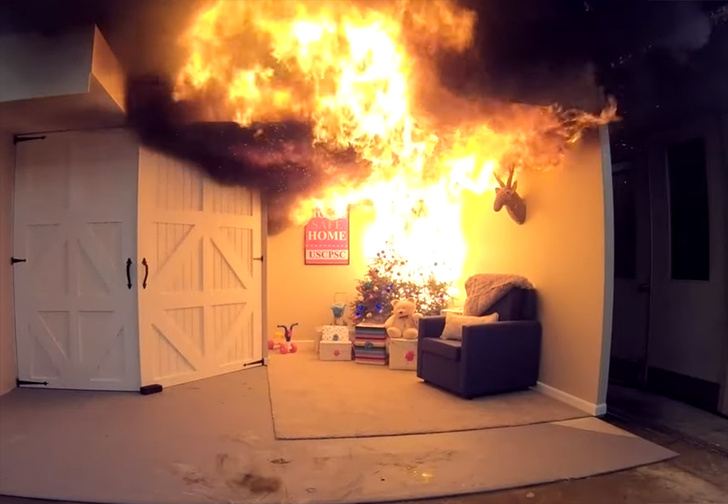 Как быстро загорится квартира из-за вспыхнувшей новогодней елки (видео от пожарных)