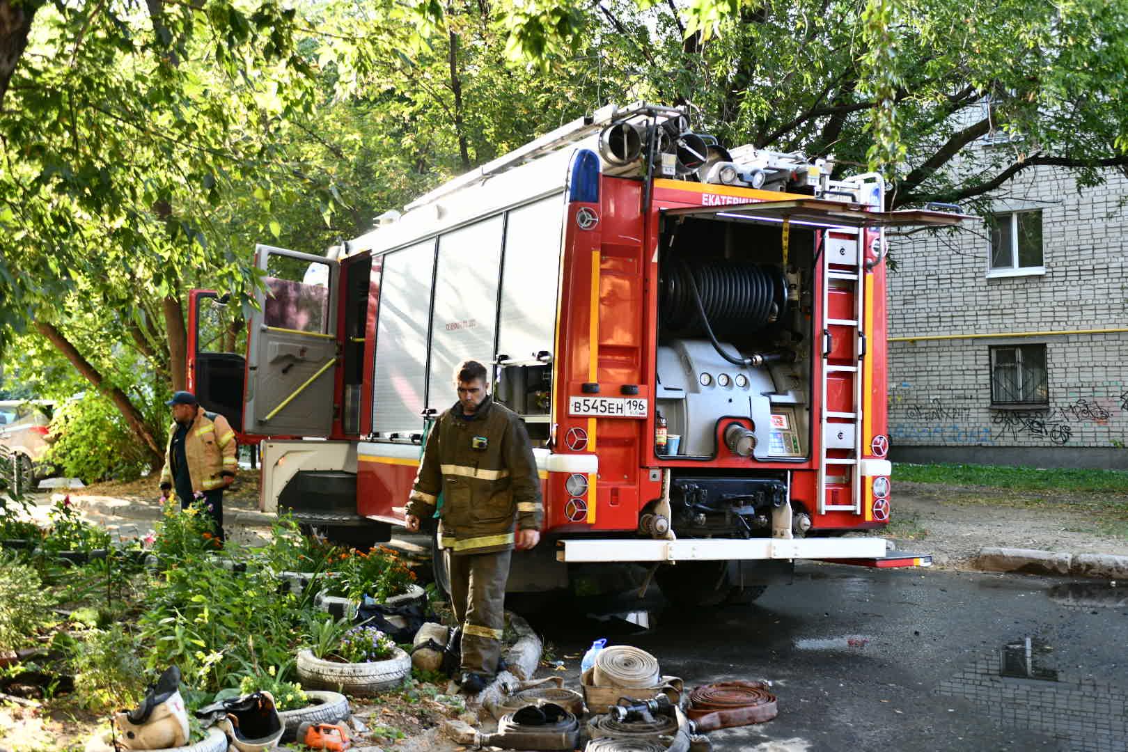 Жильцы дома на Мичурина, 98 в Екатеринбурге рассказали, как начался пожар,  в котором погибли два человека, 27 августа 2021 года - 27 августа 2021 -  Е1.ру