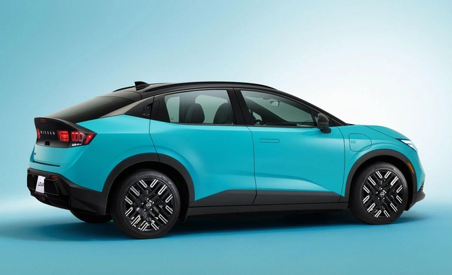 Nissan Leaf наряду с моделями Tesla стал одним из первопроходцев элекромобилизации, а в России остается самой распространенной «электричкой». Сейчас вышло третье поколение модели, и прогресс особенно заметен, если сравнить с первым Leaf: емкость батареи выросла с 24 кВт*ч до 75 кВт*ч, цена упала с $32&nbsp;780 до $29&nbsp;990. А если учесть инфляцию за 15 лет, новый Leaf в полтора раза дешевле первой генерации | Источник: пресс-служба компании Nissan