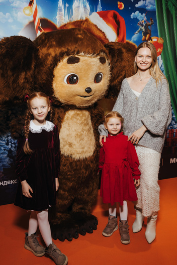 Ксения Бородина и Пашу вывели дочек, а Добронравов показал всю семью: шоу-мюзикл «Чебурашка»