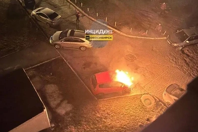 Ночью в Новосибирске сгорел автомобиль
