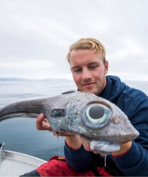 Рыбак вытащил странную рыбу с огромными глазами