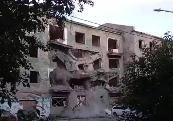 Дом рухнул на глазах очевидцев | Источник: видео Мой город Пермь / Vk.com