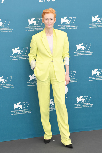 То ли девушка, а то ли виденье: Тильда Суинтон в лаймовом костюме Haider Ackermann