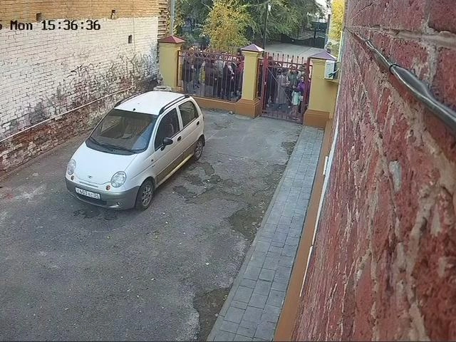 Нога частично скрыта автомобилем, но её можно разглядеть | Источник: Сергей Островский