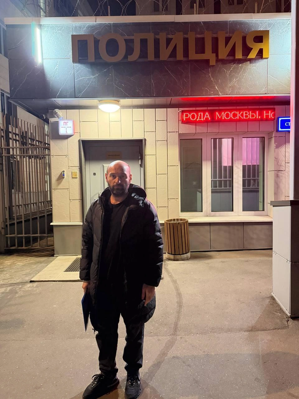 Адвокат ждет у отделения, куда его не пускают | Источник: Оскар Черджиев
