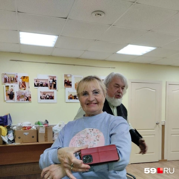 Как прикрепить на руке телефон во время работы на грядке или во время бега? Да вот так&nbsp;— на резинке с липучкой | Источник: Ольга Якунчева / 59.RU