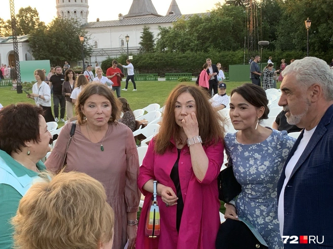 Глава тюменского Роспотребнадзора Галина Шарухо (слева) надела лаконичное платье цвета пыльной розы и изумрудный кулон. Мария Трофимова (справа), возглавляющая областной департамент потребрынка и туризма, выбрала серо-голубое платье с цветочным принтом | Источник: Полина Перепелица / 72.RU