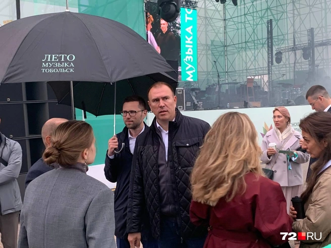 Глава Тобольска Петр Вагин. Сзади него&nbsp;— глава областного департамента культуры Александр Сидоров держит зонтик | Источник: 72.RU
