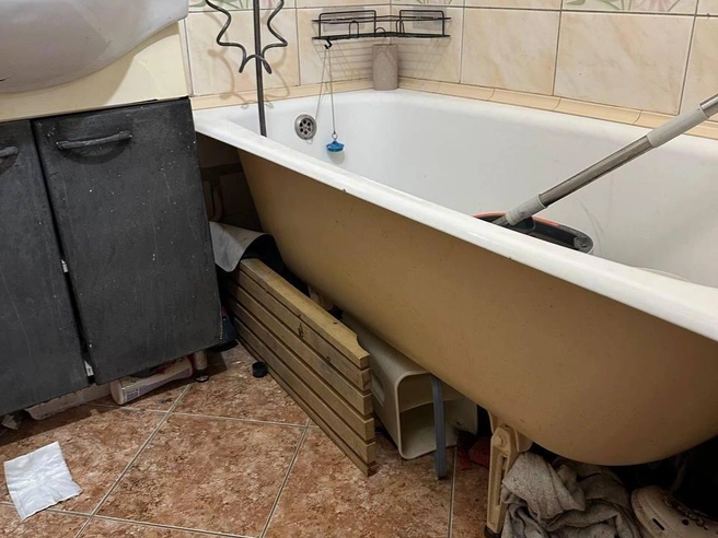 В ванной комнате царил полный беспорядок | Источник: Читатель E1.RU
