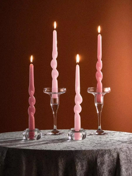 Свечи античные Arya SpiralНабор из четырех розовых античных свечей Arya Spiral сделан из парафинового воска и рассчитан на использование в подсвечниках или как самостоятельный декор. Высота каждой свечи около 26 см, форма со спиральным рельефом визуально вытягивает композицию на столе или камине и добавляет интерьеру немного нарядного настроения.