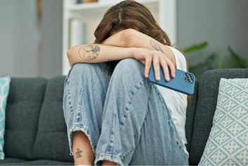 «Нашла в телефоне парня более 200 интимных переписок, а он продолжает клясться в верности»