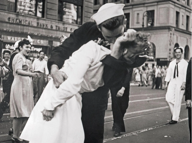 «Поцелуй на Таймс-сквер»: неромантичная история самой романтичной фотографии XX века
