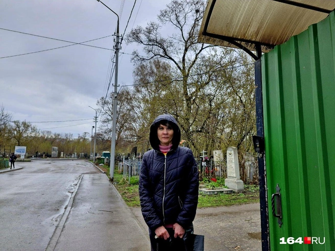 Антонина живет на одном кладбище, а работает на другом | Источник: Виктория Федорова / 164.RU