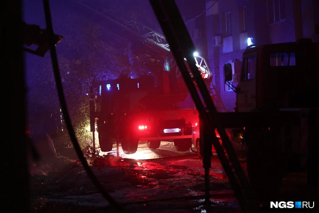 21 человек эвакуировался из горящего здания | Источник: Александр Ощепков / NGS.RU