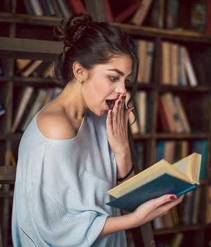 Твит дня: библиотекарь нашла в книге лепешку, которую использовали как закладку (фото)