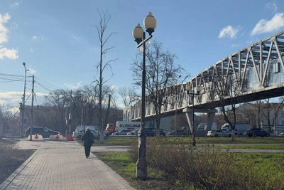 На Мехзаводе закрыли наземный переход, оставив надземный