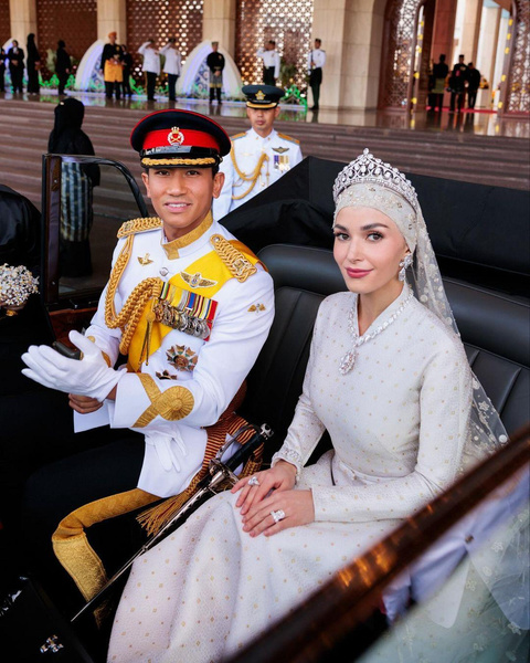 Юго-восточная Кейт Миддлтон: супруга принца Брунея покорила публику в белом аутфите, напоминающем стиль принцессы Уэльской