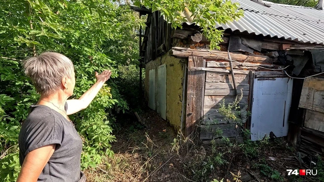 «Ну что тут можно ремонтировать?»&nbsp;— задается вопросом жительница Проходной Наталья, показывая на дом, построенный из полушпалков в 1947 году | Источник: Артем Краснов