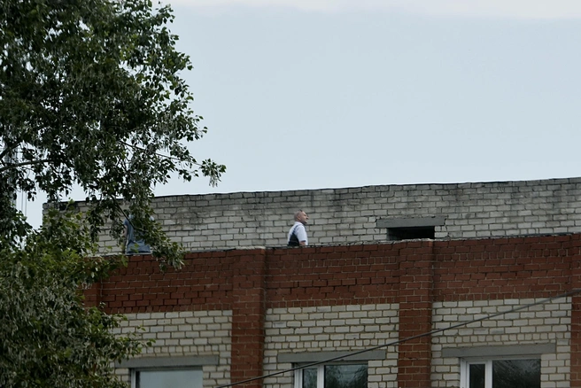 А это крыша соседнего здания. В кадр попали только двое, на самом деле людей там было больше | Источник: Наталья Лапцевич