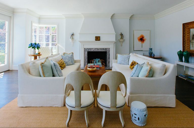 Гостиная. Диваны, Verellen. Журнальный столик, Lucca Antiques. Винтажные стулья были куплены в интернет-магазине 1stdibs. | Источник: Брук Шваб