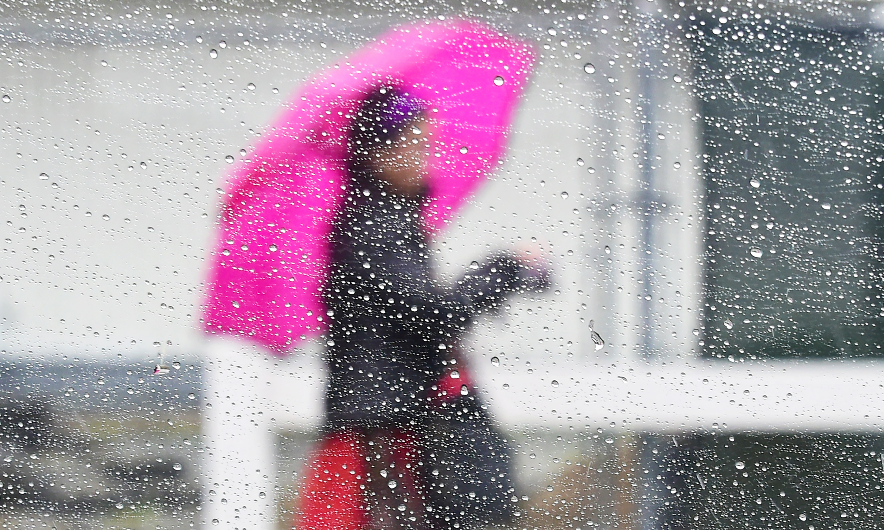 Действие дождя. Девушка ловит капли дождя. Yagisli hava status. Girl in Window Rain Drops wet.