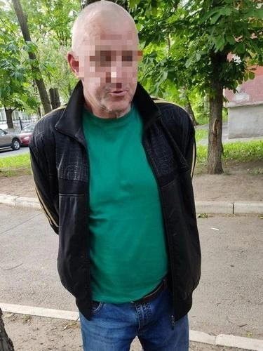 Мужчина с пистолетом возвращал свою личность на Муринской дороге | Источник: Канал Главного управления Росгвардии по г. Санкт-Петербургу и Ленинградской области.