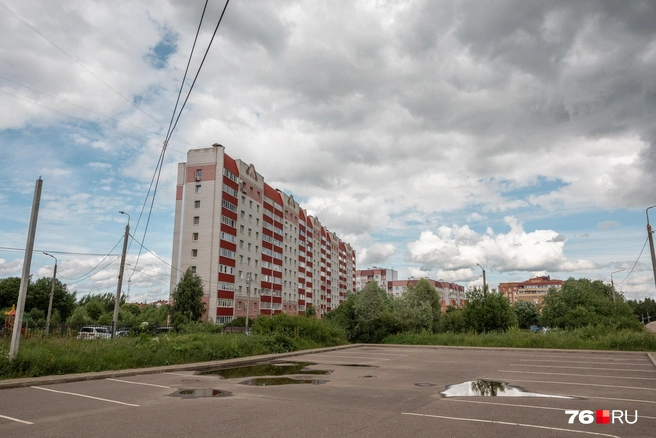 С этого ракурса дом напоминает стену. Или шкаф | Источник: Александр Куренной / 76.RU