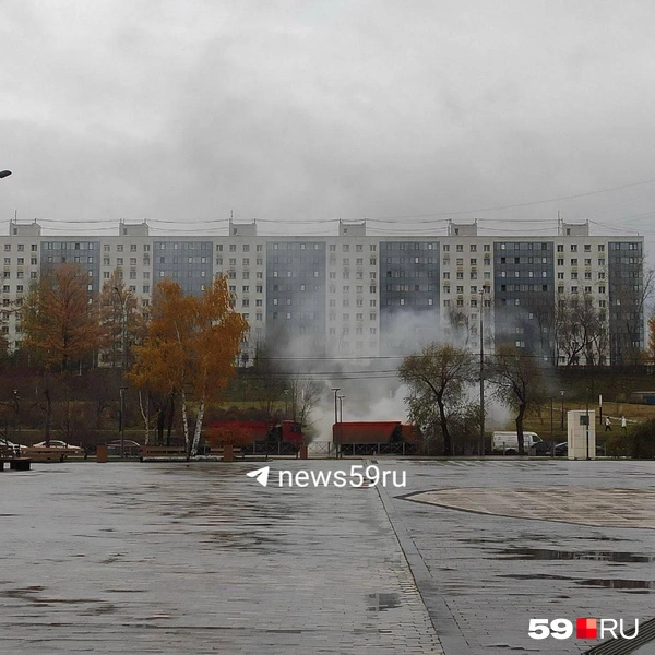 Дымовая завеса поднялась над дорогой и автомобилями  | Источник: читатель 59.RU Александр Голубцов 