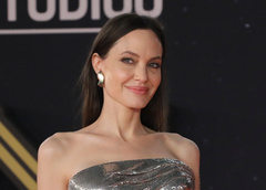 Анджелина Джоли оделась как француженка и затмила всех вокруг