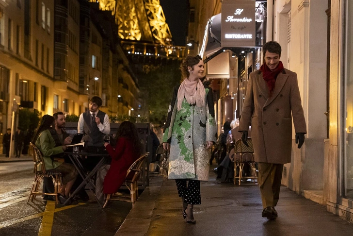 Лили Коллинз и Эухенио Франческини в ролях Эмили и Марчелло в 4 сезоне | Источник: Кадр из сериала «Эмили в Париже»