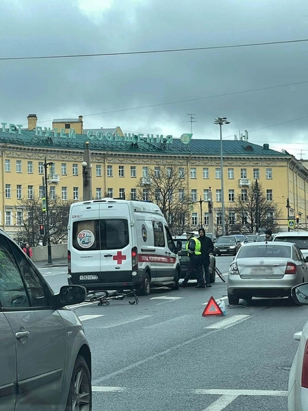 Юный велосипедист, ехавший посреди Московского, сбит машиной. На видео попало одинокое колесо (видео, фото) | Источник: ДТП и ЧП | Санкт-Петербург | Питер Онлайн