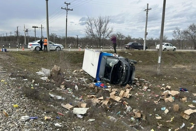 Газель с мороженым сбита поездом на переезде