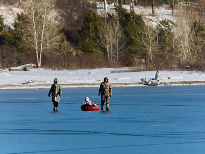 Некоторые принесли надувные устройства и катали на них детей | Источник: Александр Ощепков / NGS.RU