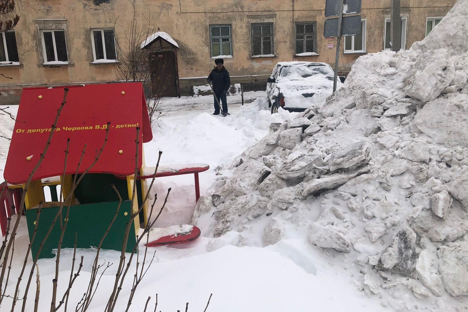 В Новосибирске засыпали снегом детскую площадку на Планировочной 27 января  2023 года - 27 января 2023 - НГС.ру