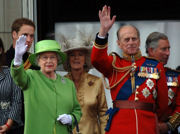 От Дианы до Кейт Миддлтон: самые яркие «балконные» кадры Trooping The Colour