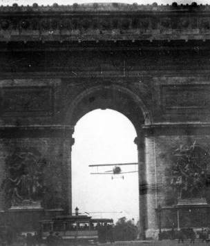 История одного видео: пролет самолета через Триумфальную арку, август 1919 года