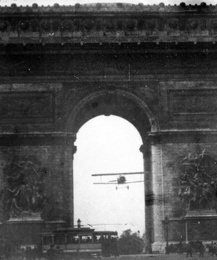 История одного видео: пролет самолета через Триумфальную арку, август 1919 года