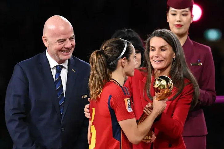 Girls power: королева Летиция в красном костюме поддержала женскую сборную Испании по футболу