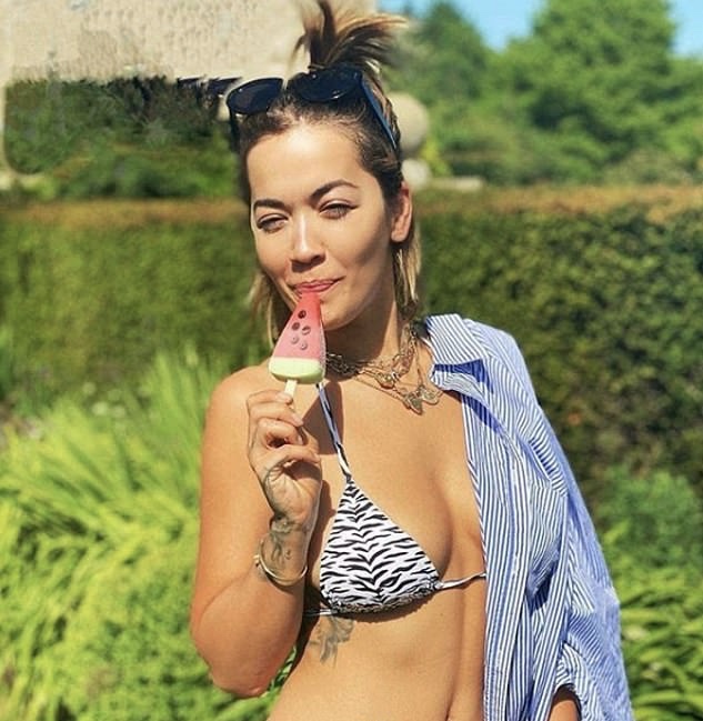 Арбузное мороженое и мини-бикини: идеальный сценарий начала летних каникул Риты Оры