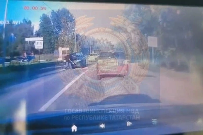 Видео: Volkswagen сбил двух пешеходов на зебре в Татарстане