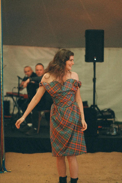 Маникюр с инициалами и платье Вивьен Вествуд: Эмбер Андерсон и Коннор Суинделлс сыграли одну из самых красивых свадеб этого года