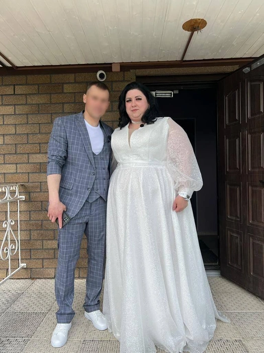 На фотографии Екатерина с мужем Денисом около ЗАГСА | Источник: Екатерина Скуратова