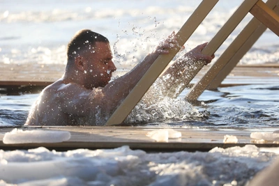 Тонкий лед на Томи ставит под вопрос крещенские купания