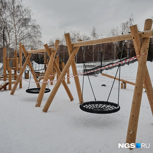 Большая часть детских площадок обмотана сигнальной лентой. НГС направил запрос в мэрию, чтобы узнать, почему игровые зоны закрыты | Источник: Александр Ощепков / NGS.RU