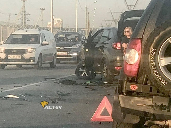Автомобили и мотоцикл повреждены в результате аварии | Источник: АСТ-54