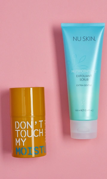 1. Увлажняющий крем Don’t Touch My Moisturizer, Don’t Touch My Skin, Moisturizer. 2. Отшелушивающий скраб Exfoliant Scrub Extra Gentle, Nu Skin.